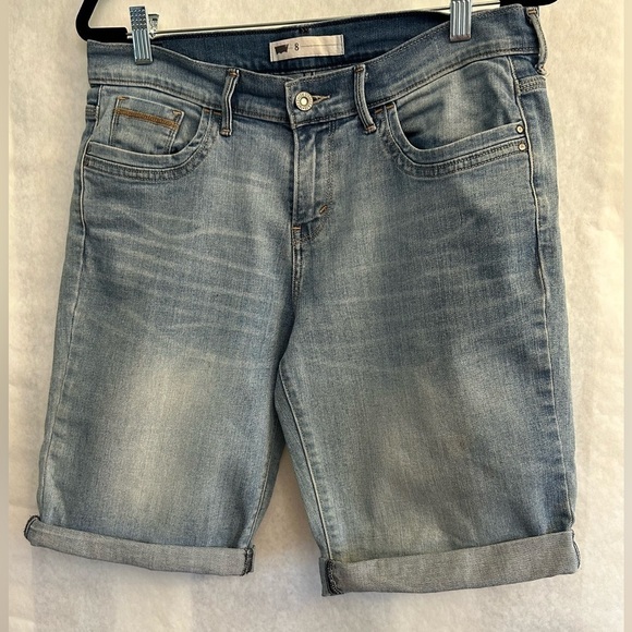 Levi’s Bermuda women’s light wash denim jean flap pocket shorts Sz-8. L6 - Picture 2 of 8